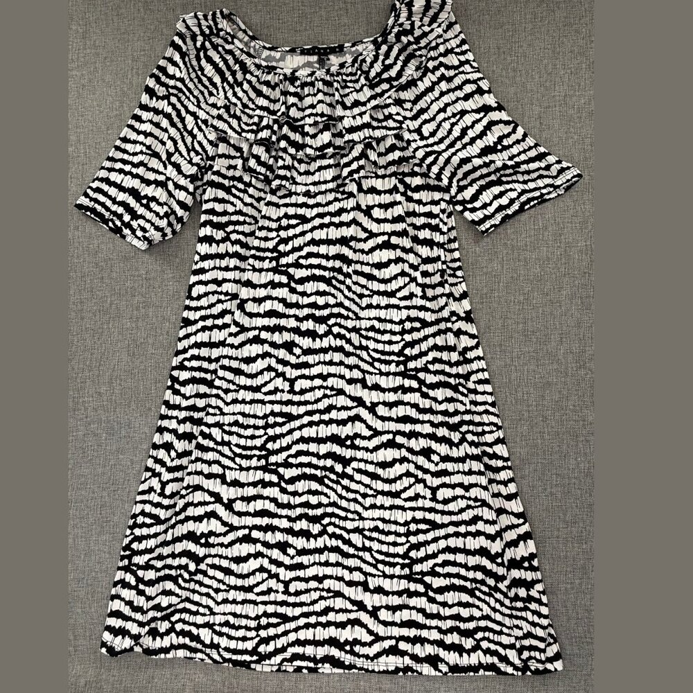 Tiana B Dress Black & White Half Sleeves Ruffled Neck Size 6 Stretchy Belt Loops
